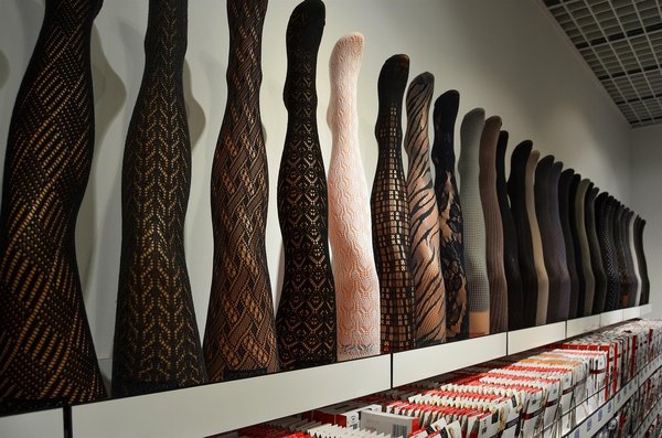 What Are the Appropriate Ways to Incorporate Glitter Tights into a Christmas Party Outfit?