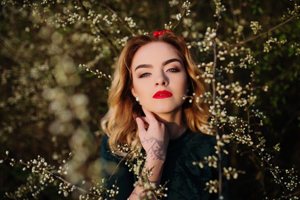 How to Style a Plaid Cape for a Chic Yet Convenient Winter Workday?